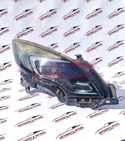Opel Zafira-C Десен фар