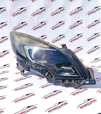 Opel Zafira-C Десен фар