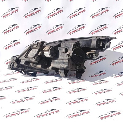 Opel Zafira-C Десен фар